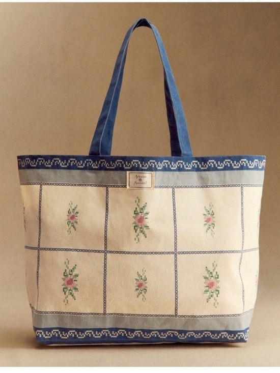 Sezane Handbags - SEZANE x BAZISZT Blue
Cream & Pink Classic Floral Printed Large Canvas Tote Bag